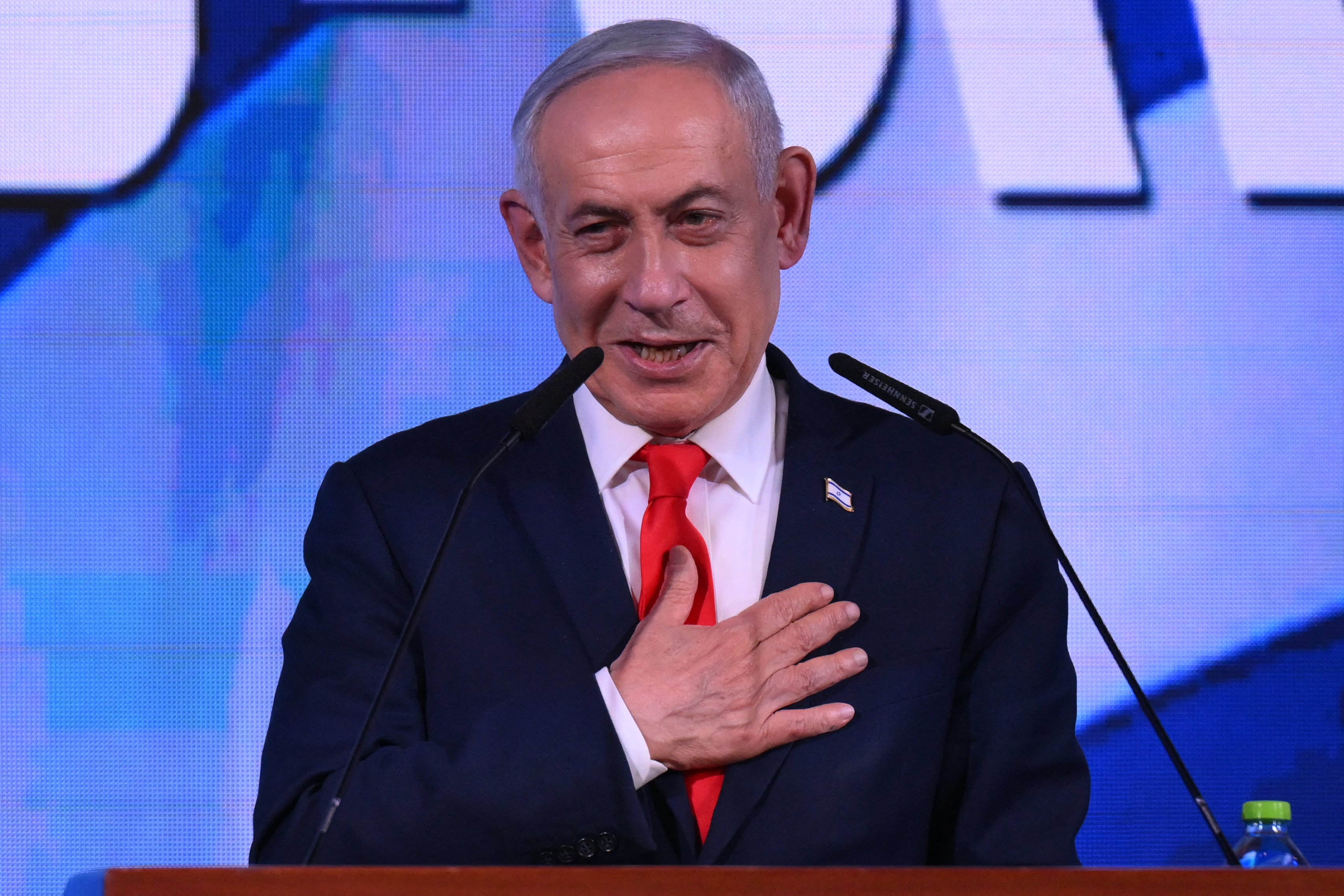El primer ministro de Israel, Benjamin Netanyahu, se dirige a sus seguidores en el mitin de la noche electoral tras el anuncio de las primeras encuestas a pie de urna, en Jerusalén, en la madrugada del 28 de octubre de 2026, durante las elecciones legislativas de Israel. Según las primeras proyecciones, el 27 de octubre los votantes israelíes dieron una ligera ventaja a los partidos de la oposición frente a Netanyahu, tras una participación electoral que alcanzó su nivel más alto en décadas en las primeras elecciones del país desde el trauma de los atentados del 7 de octubre de 2023.