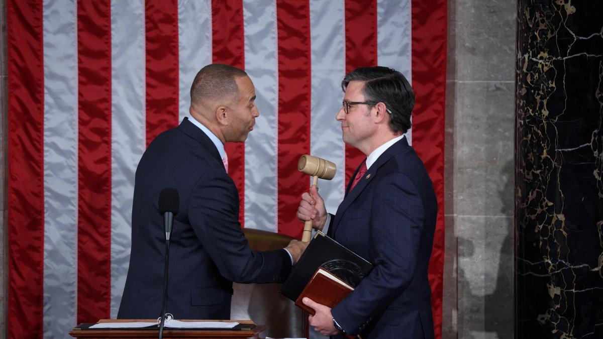 Hakeem Jeffries junto a MIke Johnson/ TOM BRENNER
